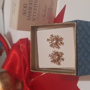 Avon, Vintage Sunburst gold tone pierced earrings.